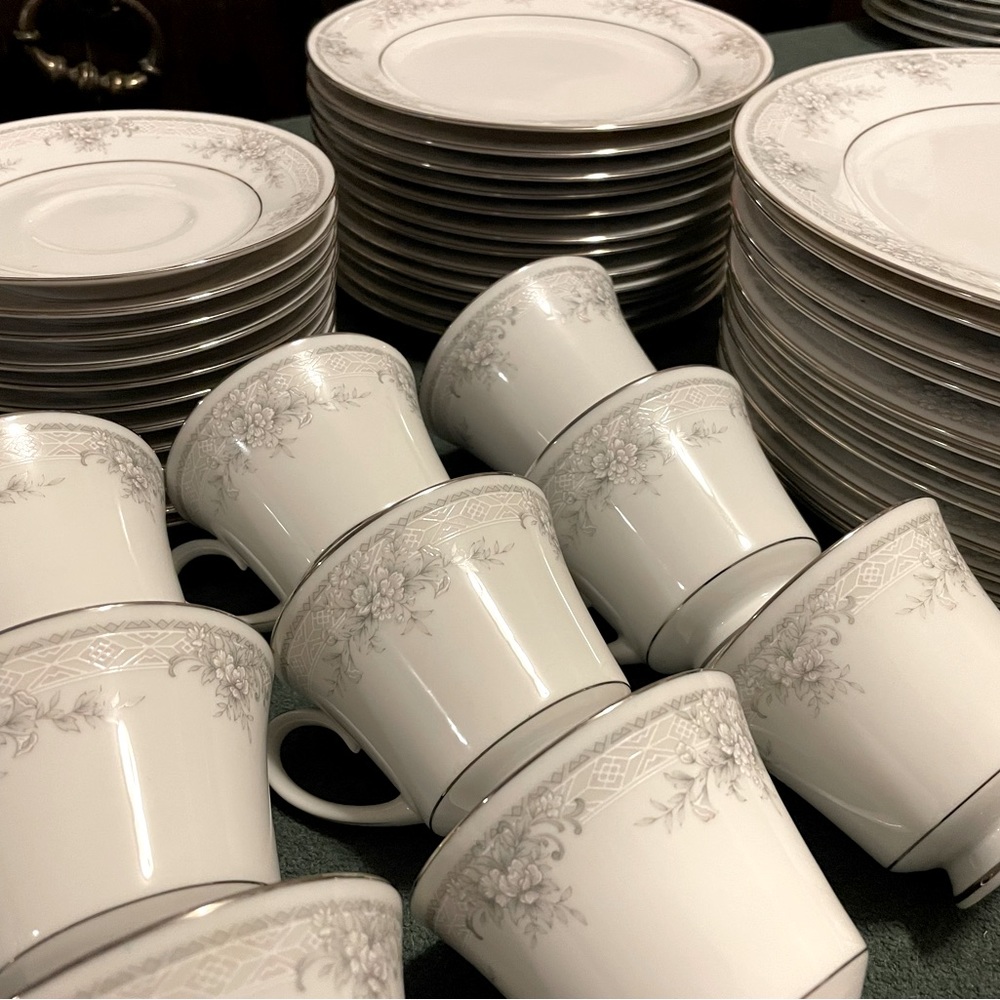 'SWEET LEILANI' (60 piece set, fine china) Legendary by Noritake - 3482